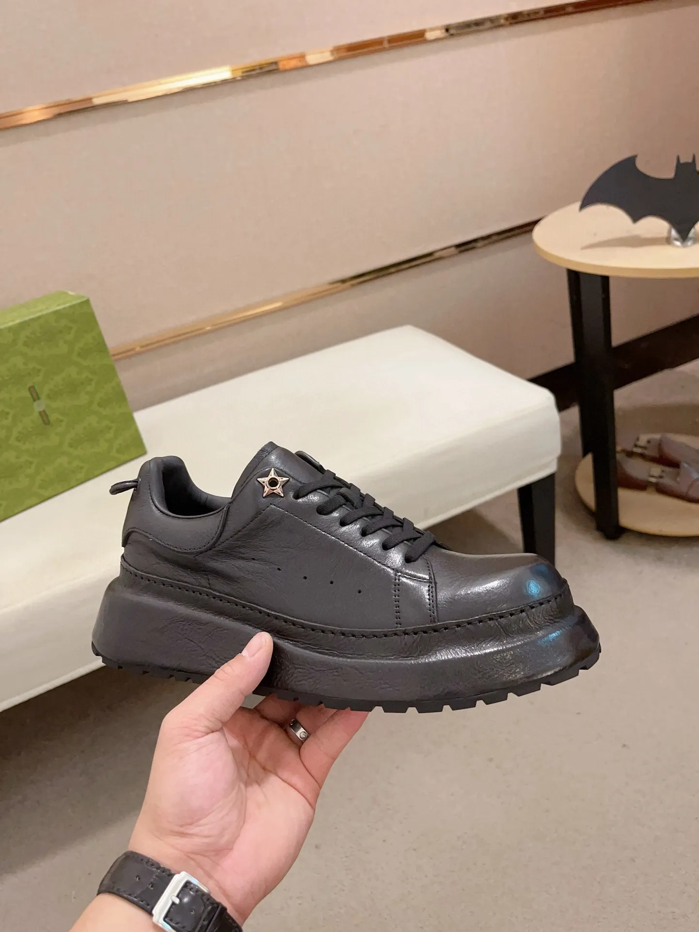 Men's shoes 💰: 680💰 Gucci (Gucci) new men's shoes, sold simultaneously on the official website, made from original orders, uppers made of first-layer cowhide, purely handmade craftsmanship 🌈 High-end first-layer genuine leather lining, original non-slip and wear-resistant outsole, fashionable and versatile, standard size .37-44. Can be customized 45-46